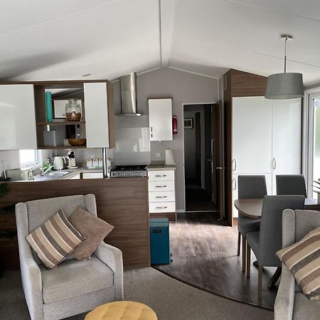 6 Berth Comfy Homely Caravan, Dog Friendly Belton with Browston 外观 照片