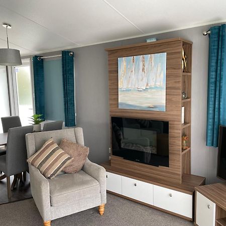 6 Berth Comfy Homely Caravan, Dog Friendly Belton with Browston 外观 照片