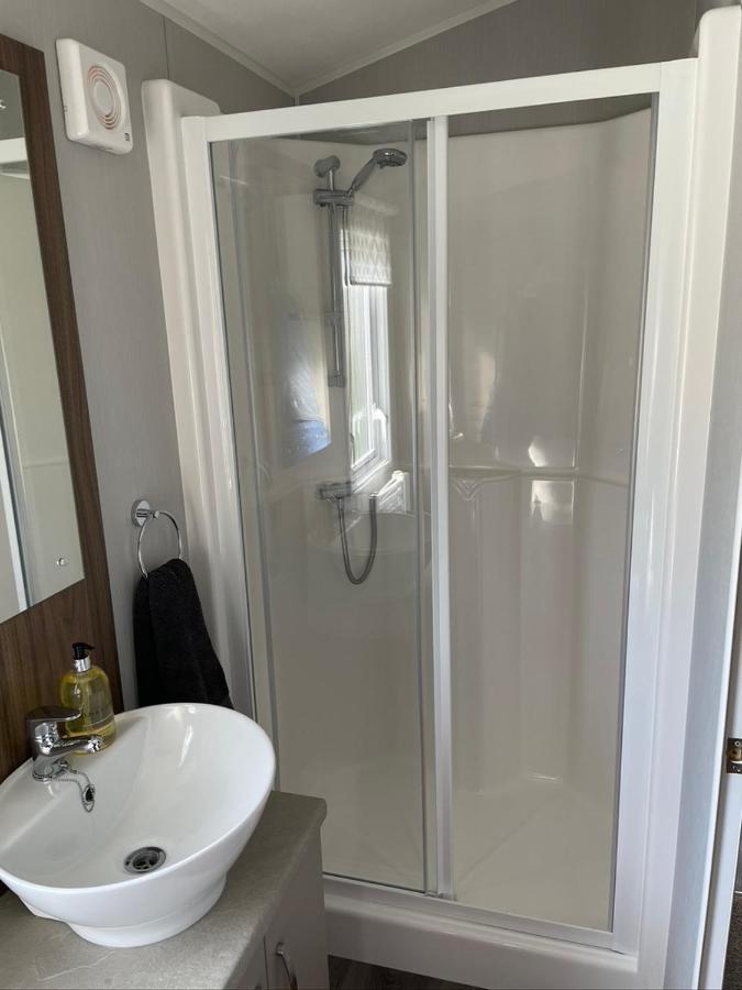 6 Berth Comfy Homely Caravan, Dog Friendly Belton with Browston 外观 照片