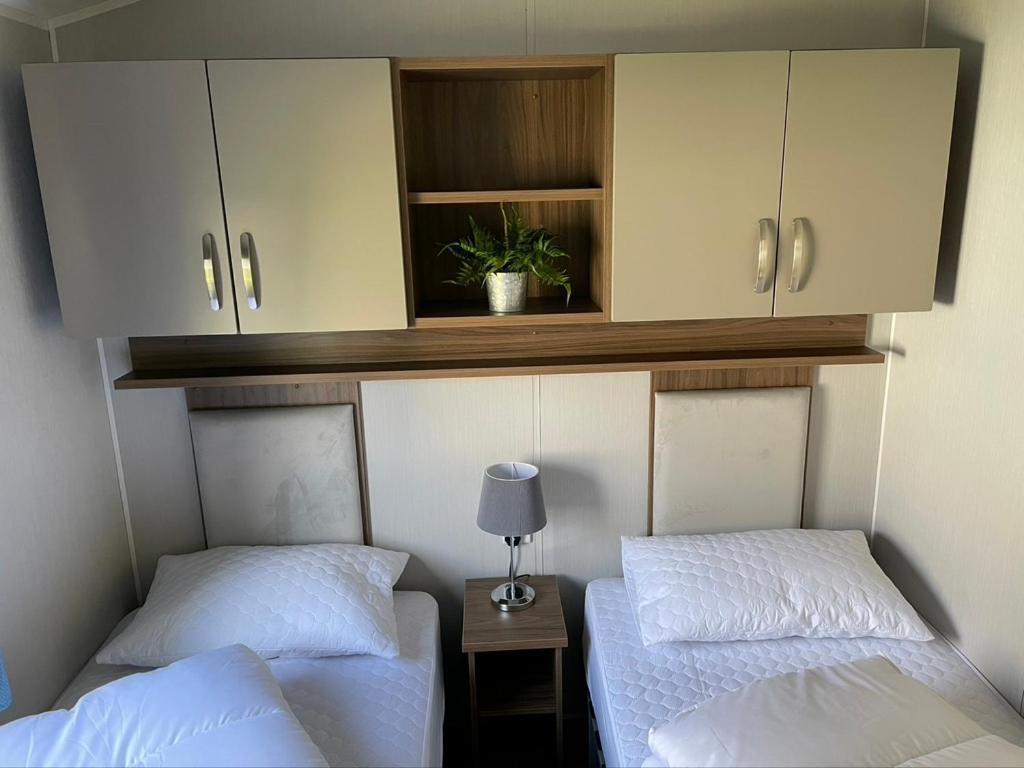 6 Berth Comfy Homely Caravan, Dog Friendly Belton with Browston 外观 照片