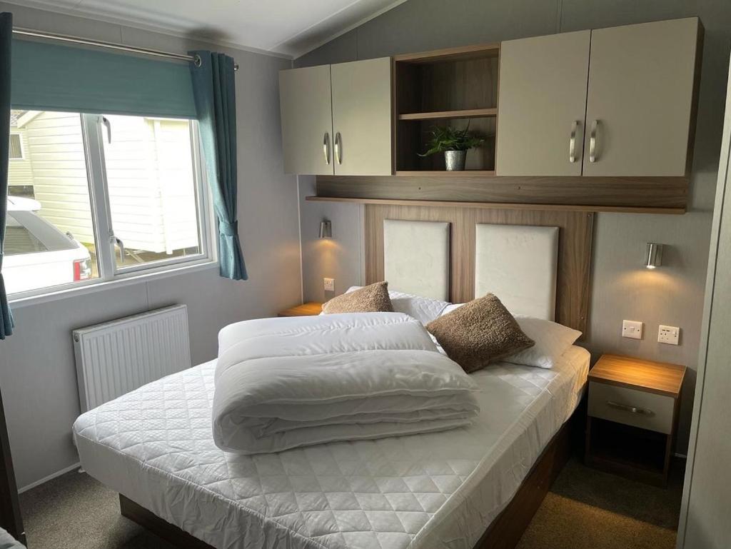 6 Berth Comfy Homely Caravan, Dog Friendly Belton with Browston 外观 照片