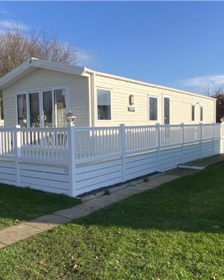 6 Berth Comfy Homely Caravan, Dog Friendly Belton with Browston 外观 照片