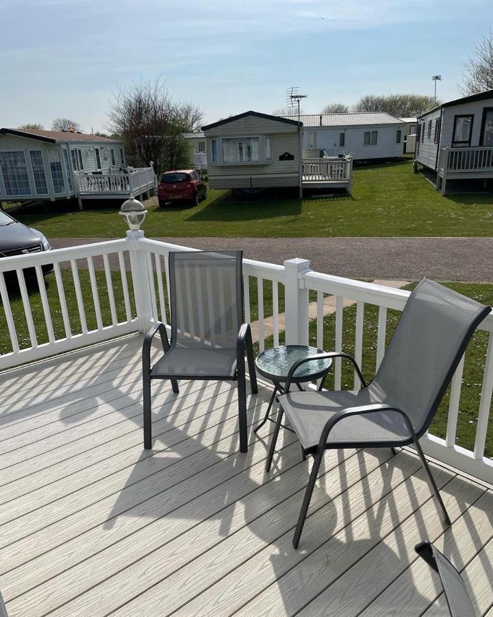 6 Berth Comfy Homely Caravan, Dog Friendly Belton with Browston 外观 照片