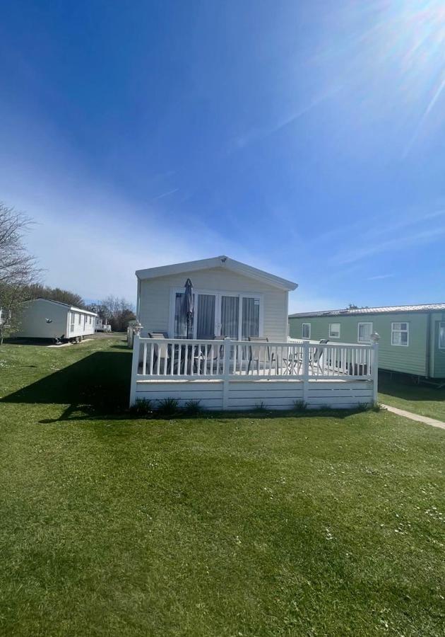 6 Berth Comfy Homely Caravan, Dog Friendly Belton with Browston 外观 照片