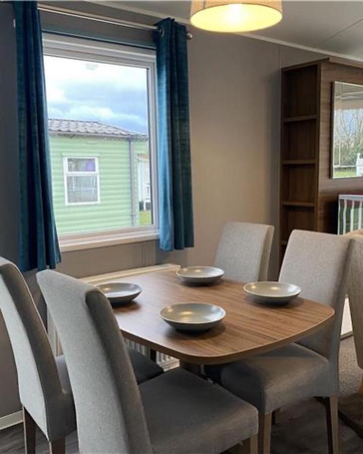 6 Berth Comfy Homely Caravan, Dog Friendly Belton with Browston 外观 照片