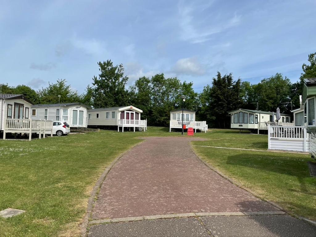 6 Berth Comfy Homely Caravan, Dog Friendly Belton with Browston 外观 照片