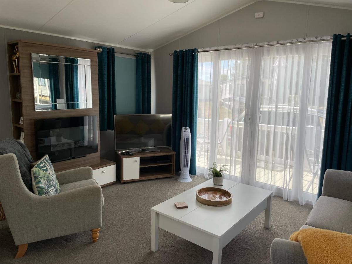 6 Berth Comfy Homely Caravan, Dog Friendly Belton with Browston 外观 照片