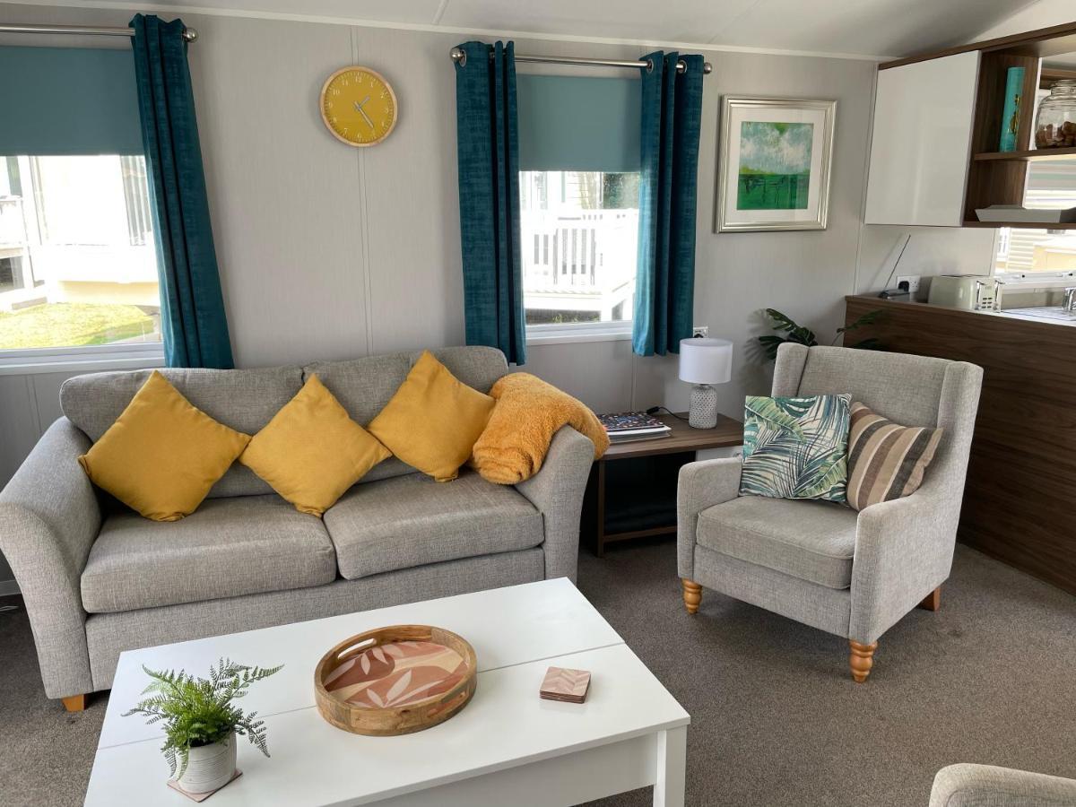 6 Berth Comfy Homely Caravan, Dog Friendly Belton with Browston 外观 照片